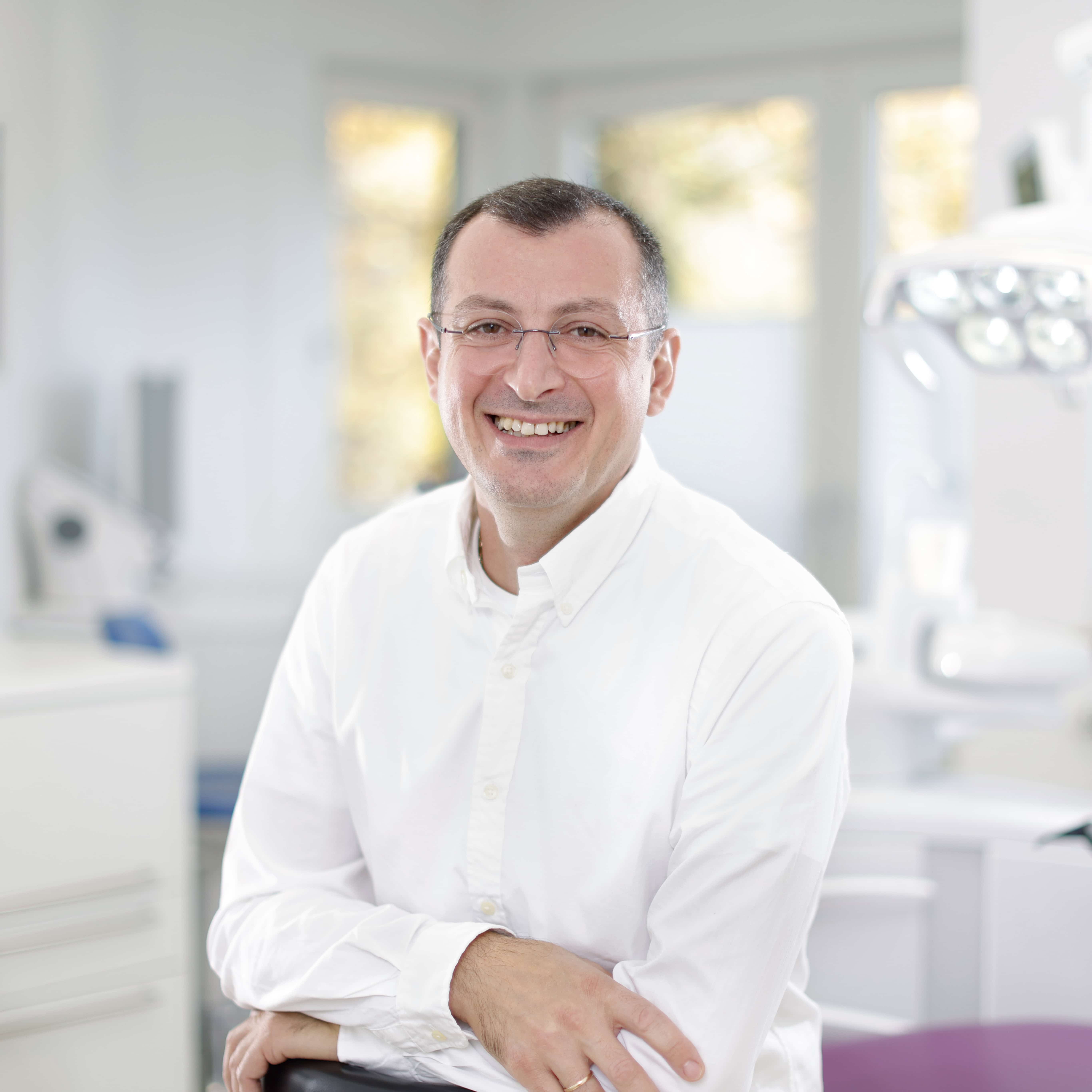 Erfahrener Implantologe Giorgi Namchevadze